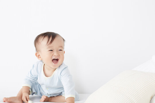 ベッドに座っている赤ちゃん