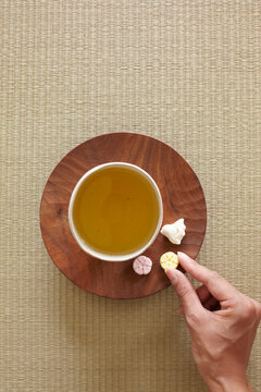 落雁をつまむ女性の手