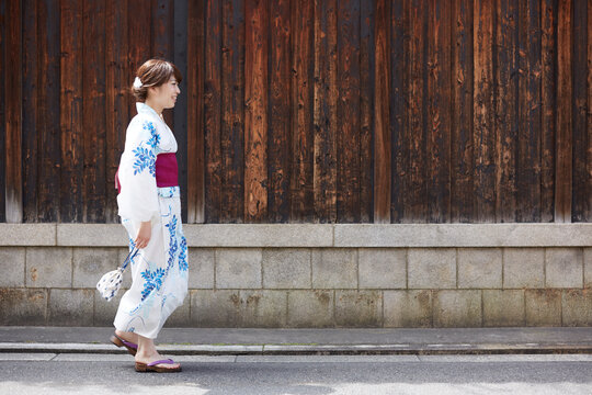 道を歩く浴衣の女性