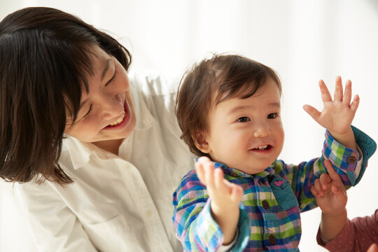 ご機嫌な男の子とお母さん