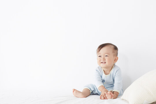 ベッドに座っている赤ちゃん