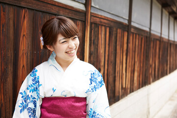 笑顔の浴衣の女性