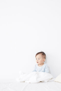 ベッドに座っている赤ちゃん
