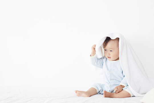 ベッドに座っている赤ちゃん