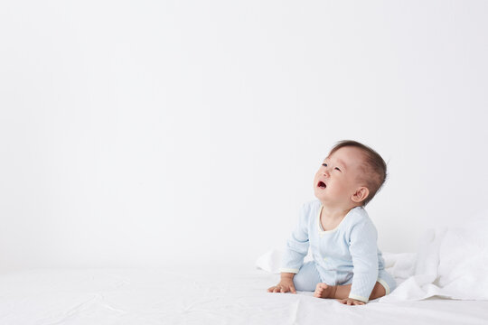 ベッドに座っている赤ちゃん