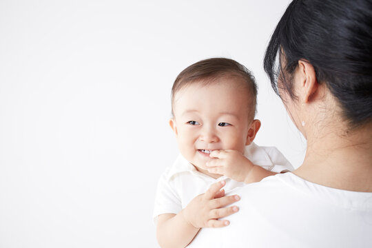 女性に抱っこされている赤ちゃん