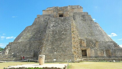 Pirámide del adivino atras, Uxmal