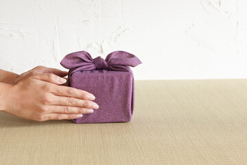 贈りものを渡す女性