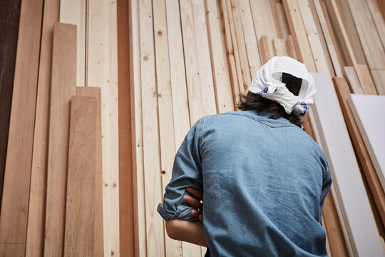 木材を選ぶ男性の後ろ姿