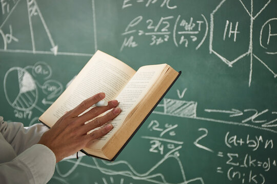 本を見て黒板に書き写す