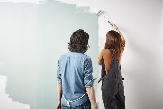 壁を塗る男性と女性