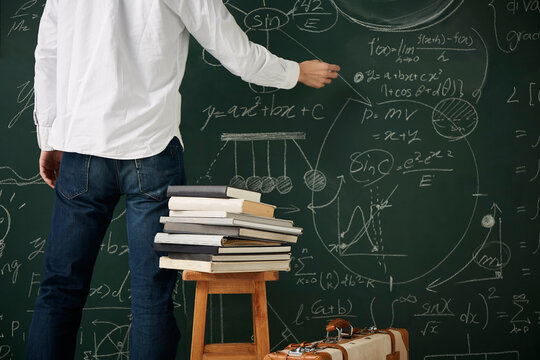 壁一面の黒板に数式を書き詰める