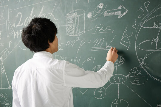 壁一面の黒板に数式を書き詰める