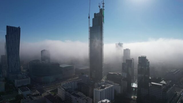 Centrum Warszawy we mgle z drona