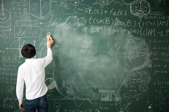 数式の書かれた黒板を消す