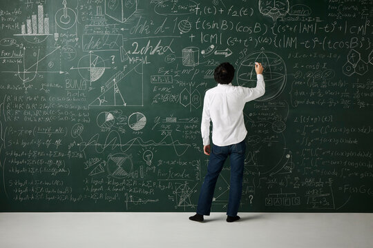 壁一面の黒板に数式を書き詰める