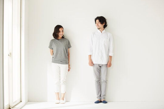 壁前に立つ男女二人