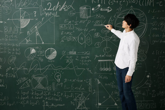 壁一面の黒板に数式を書き詰める