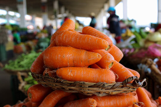 Zanahorias en un mercado de plaza