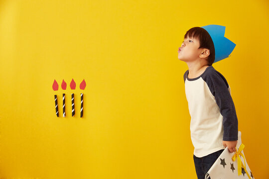 男の子の黄色い背景の誕生日イメージ