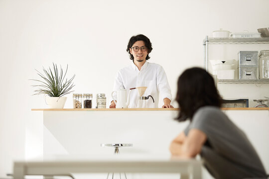 ダイニングキッチンでくつろぐ男女