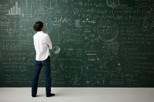 数式の書かれた壁一面の黒板を眺める