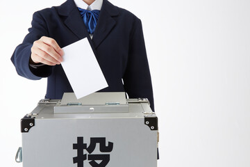 投票している女子学生
