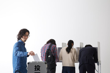 投票している男性と記入している人々