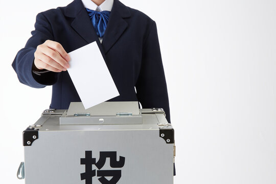 投票している女子学生
