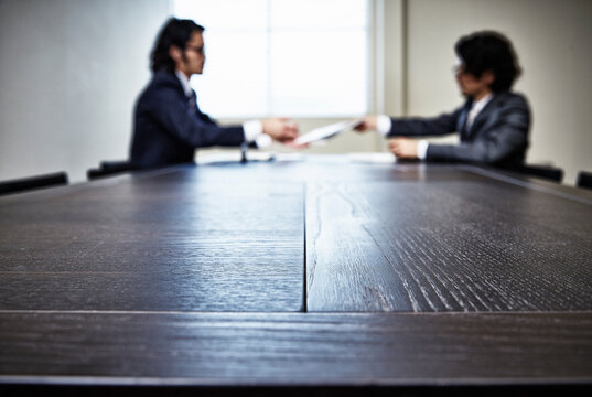 会議中のビジネスマンたち