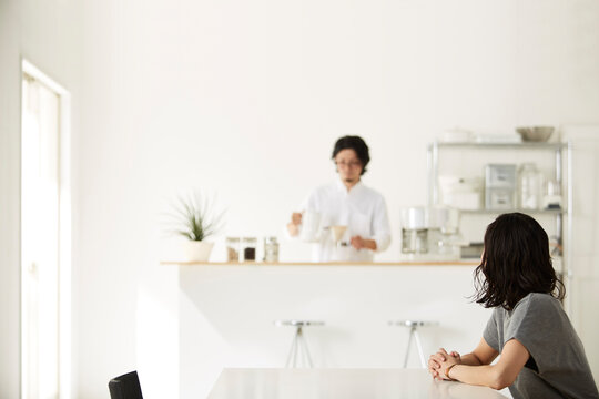 ダイニングキッチンでくつろぐ男女