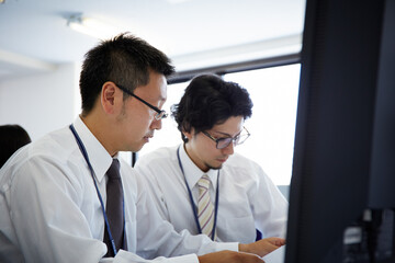 仕事をしている２人の男性