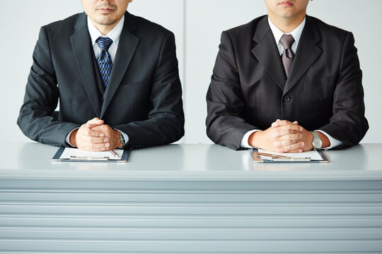 オフィスで面接をしている２人の男性