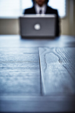 会議室でパソコンをするビジネスマン