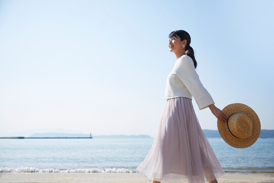 海辺を歩く女性 ,日本,和歌山県,和歌山市,加太周辺