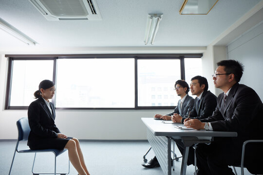 オフィスで面接を受けている女性と面接官