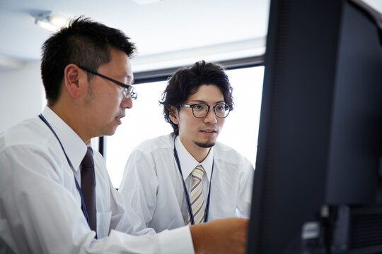 仕事をしている２人の男性