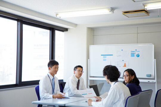 対面に座り話し合っている社員の様子