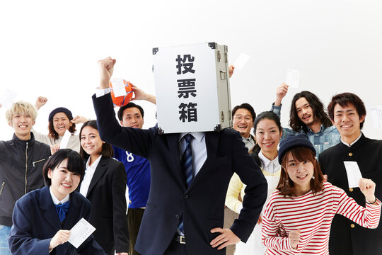 投票箱マンの周りで踊る人々