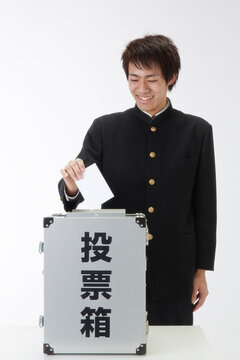 投票している男子学生