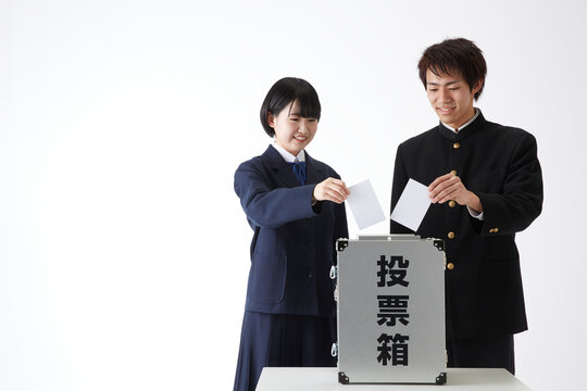 投票している学生