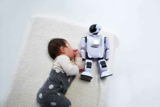 お昼寝する赤ちゃんに添い寝するロボット