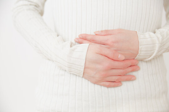 お腹を両手で包む女性