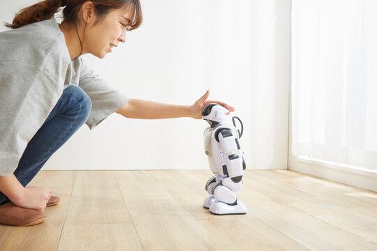 ロボットを撫でている女性