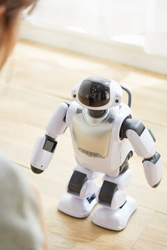 女性と会話をしているロボット