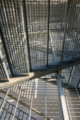 Obraz premium Rettungstreppe von unten - technische Gitterstrukturen aus Metall