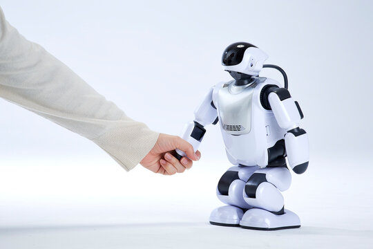 ロボットと握手をする人間の手