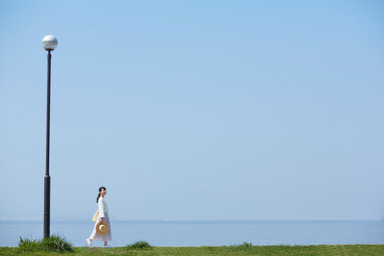 海辺を歩く女性 ,日本,大阪府,泉南市周辺