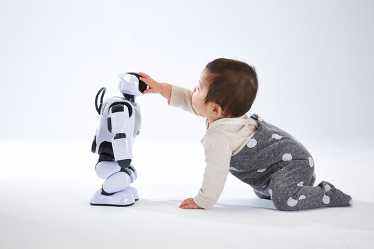 赤ちゃんと遊ぶロボット