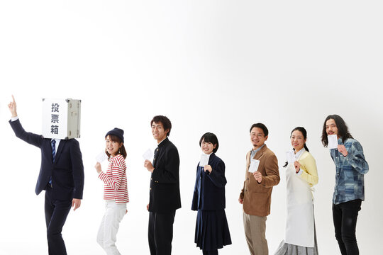 投票箱マンの後ろを歩く人々